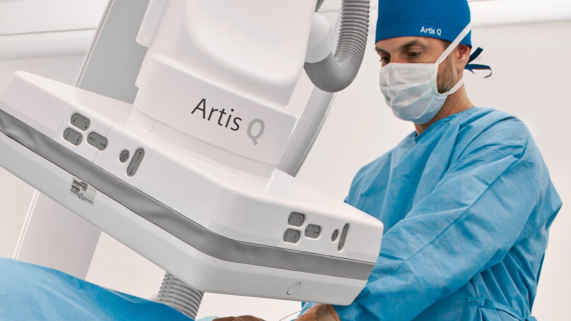 Profesional clínico utilizando un sistema Siemens Artis Q